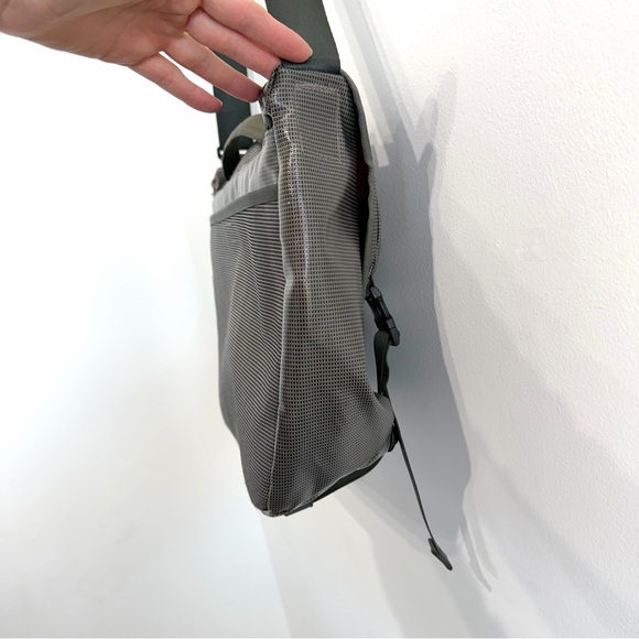 Patagonia Black Hole Mini Messenger 12L travel outdoors grey pink buckle closure - Picture 9 of 16